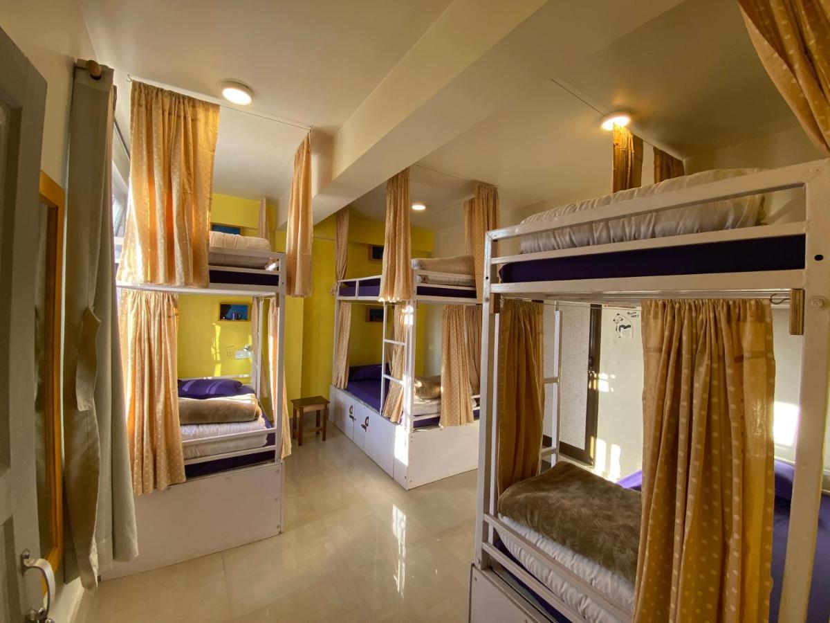Tag Along Backpackers Hostel กังต็อก ภายนอก รูปภาพ